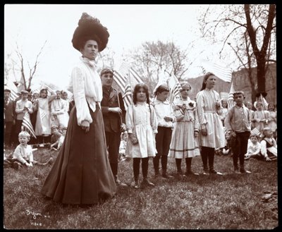 Femme avec des enfants tenant des drapeaux lors de la Journée de l
